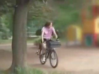 Japán fiatal női masturbated míg lovaglás egy specially modified xxx videó bike!