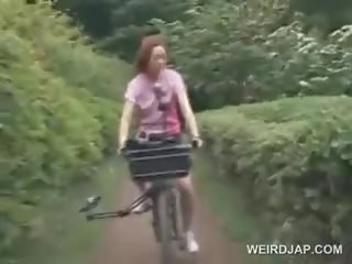 Asia remaja sweeties menunggangi bikes dengan dildo di mereka cunts
