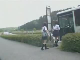 Japanilainen nuori naaras- ja hullu sisään bussi elokuva