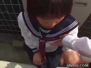 Japońskie nastolatka w za uczennica na zewnątrz robienie loda zabawa