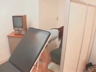 Aziāti pacients cunt opened ar reflektors pie the doc