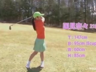Pievilcīgs aziāti pusaudze meitenes spēlēt a spēle no noģērbšana golfs