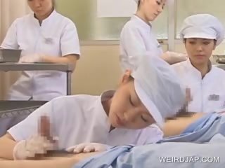 Japanska sjuksköterska slurping sperma ut av lystnadsfull penisen