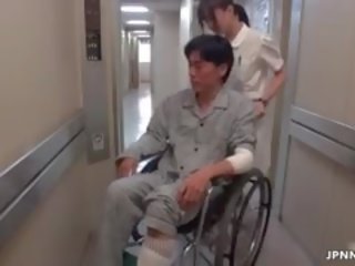 Toivottava aasialaiset sairaanhoitaja menee hullu