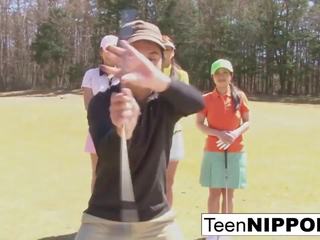 Krásne ázijské násťročné holky hrať a hra na vyzliekanie golf: hd špinavé film 0e