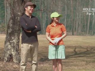 Golf fantaisie femme obtient taquiné et crème par deux adolescents