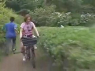 اليابانية ابنة استمنى في حين ركوب الخيل ل specially modified قذر فيلم دراجة هوائية!
